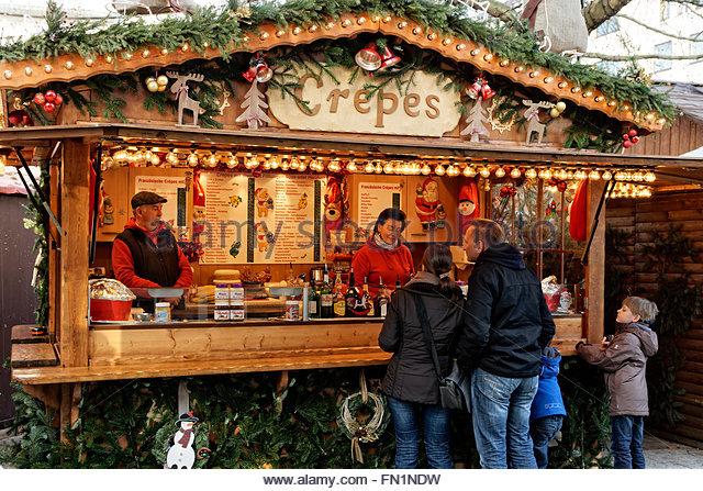 christmas-market-stall-hanover-germany-fn1ndw