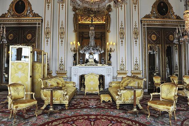 the-queen-white-drawing-room-buckingham-palace-z