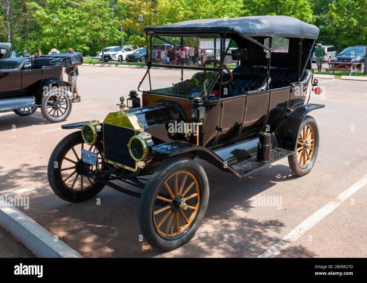 ford-model-t-touring-car-parked-at-green-gables-heritage-place-in-cavendish-pei-during-the-2019-annual-tour-of-the-model-t-ford-club-international-2BXM27D